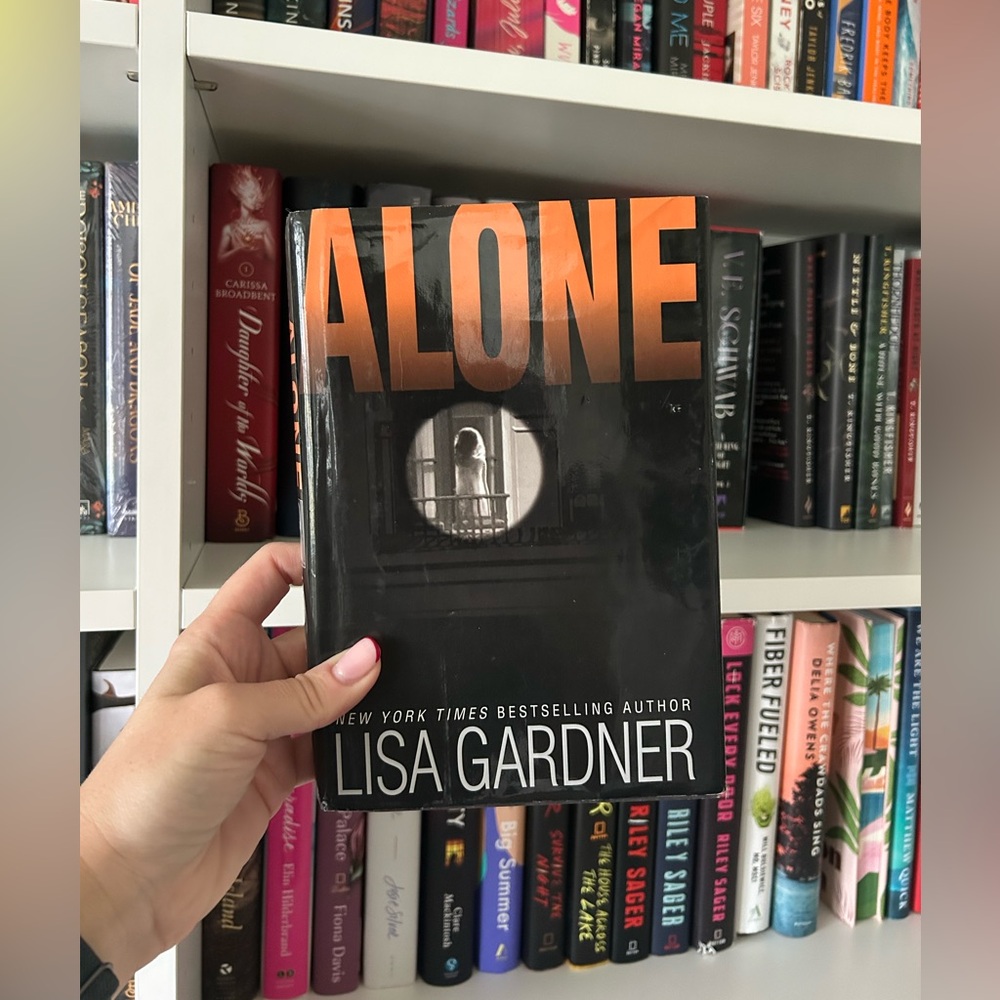 Alone – Lisa Gardner | Thriller / Mystery Novel | Hardcover